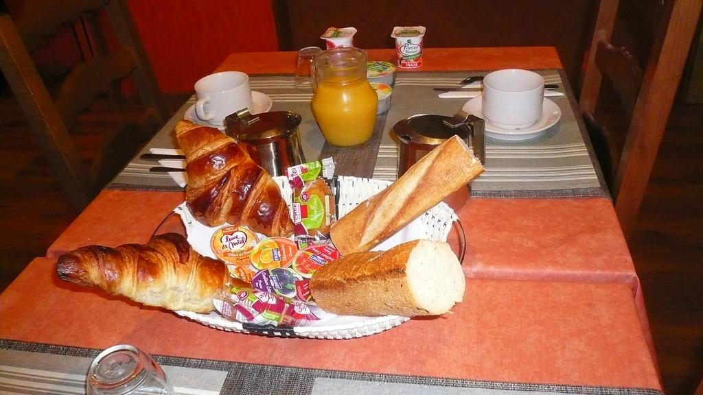Hotel L'Europeen Тарб Екстер'єр фото