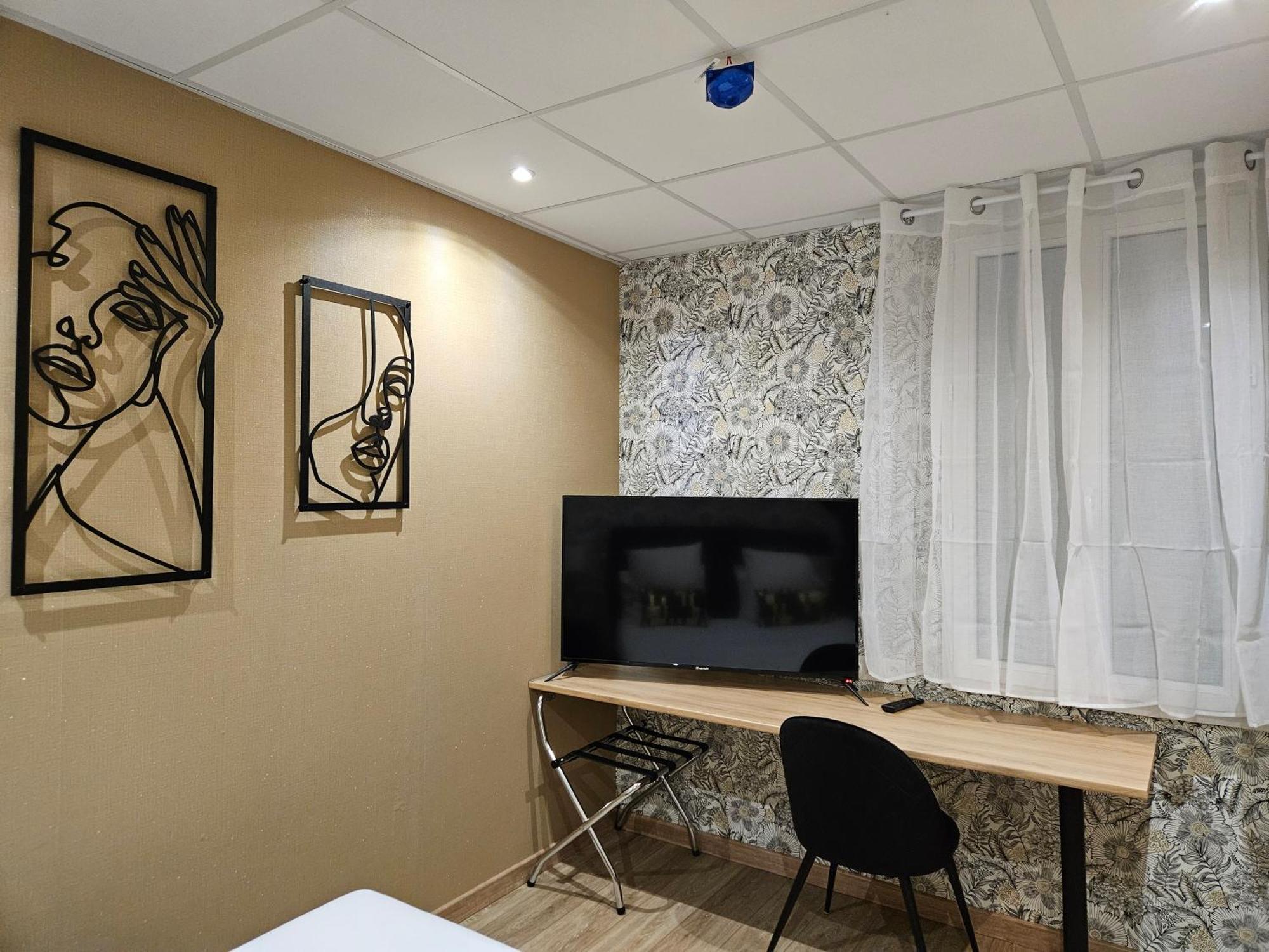 Hotel L'Europeen Тарб Екстер'єр фото