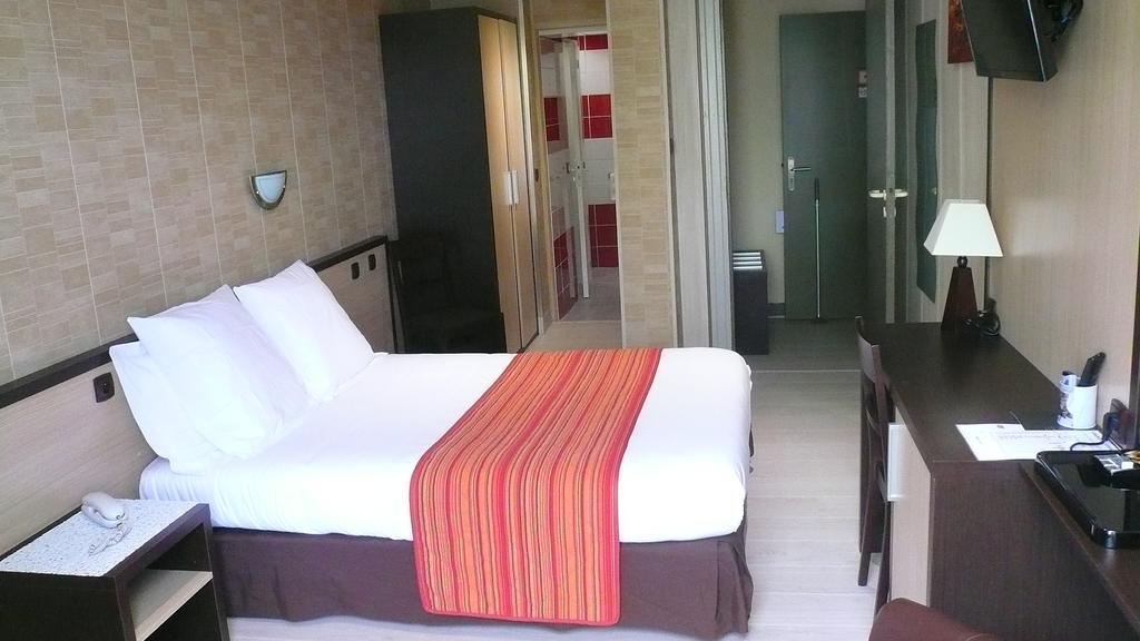 Hotel L'Europeen Тарб Екстер'єр фото