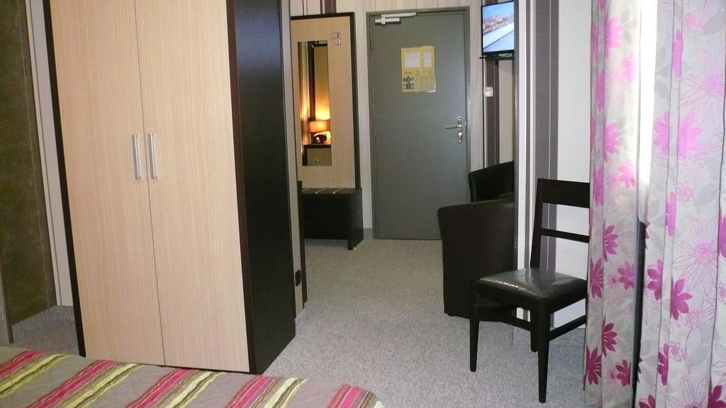 Hotel L'Europeen Тарб Екстер'єр фото