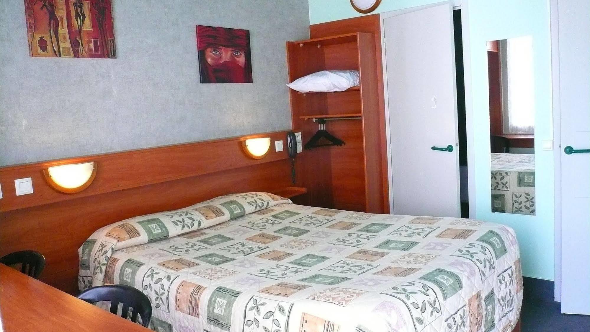 Hotel L'Europeen Тарб Екстер'єр фото