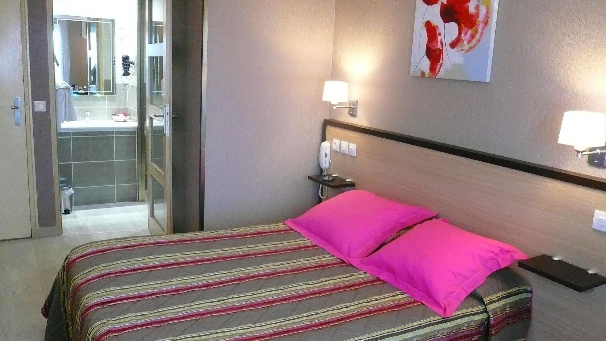 Hotel L'Europeen Тарб Екстер'єр фото