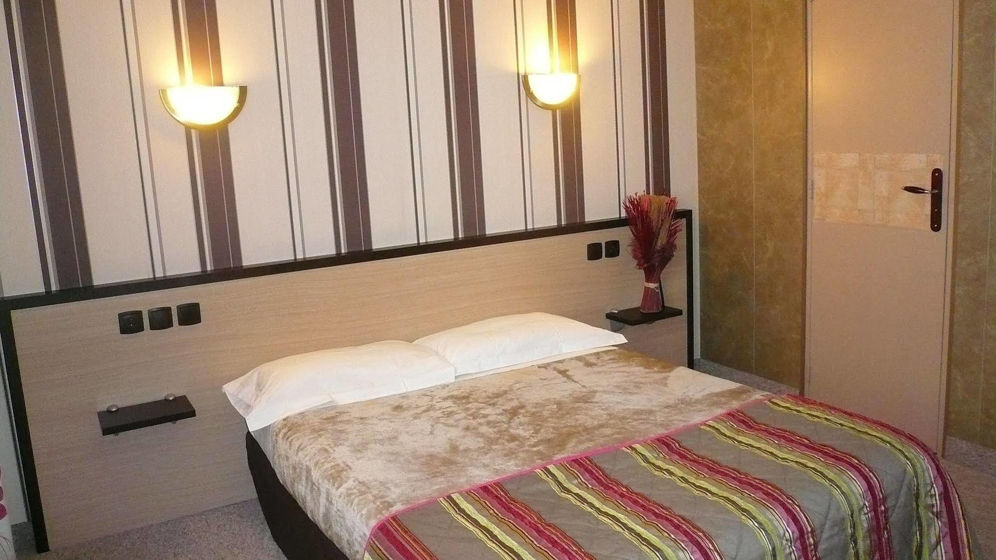 Hotel L'Europeen Тарб Екстер'єр фото
